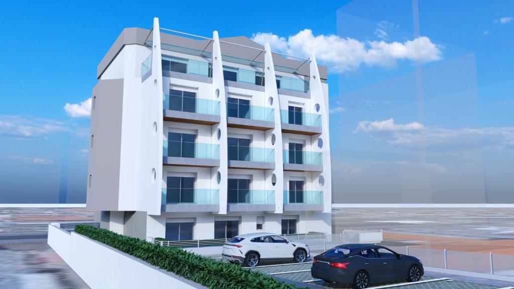 Dos coches aparcados delante de un edificio en Residence Le Vele, en Caorle