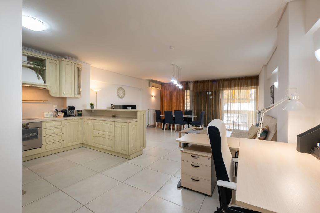 Spacious 2BR, hot tub, near metro