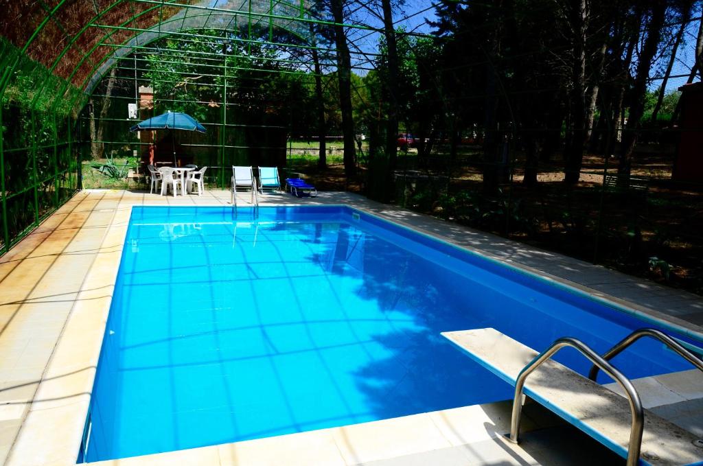 niebieski basen ze stołem i parasolem w obiekcie Agriturismo Valle Verde w mieście Altamura