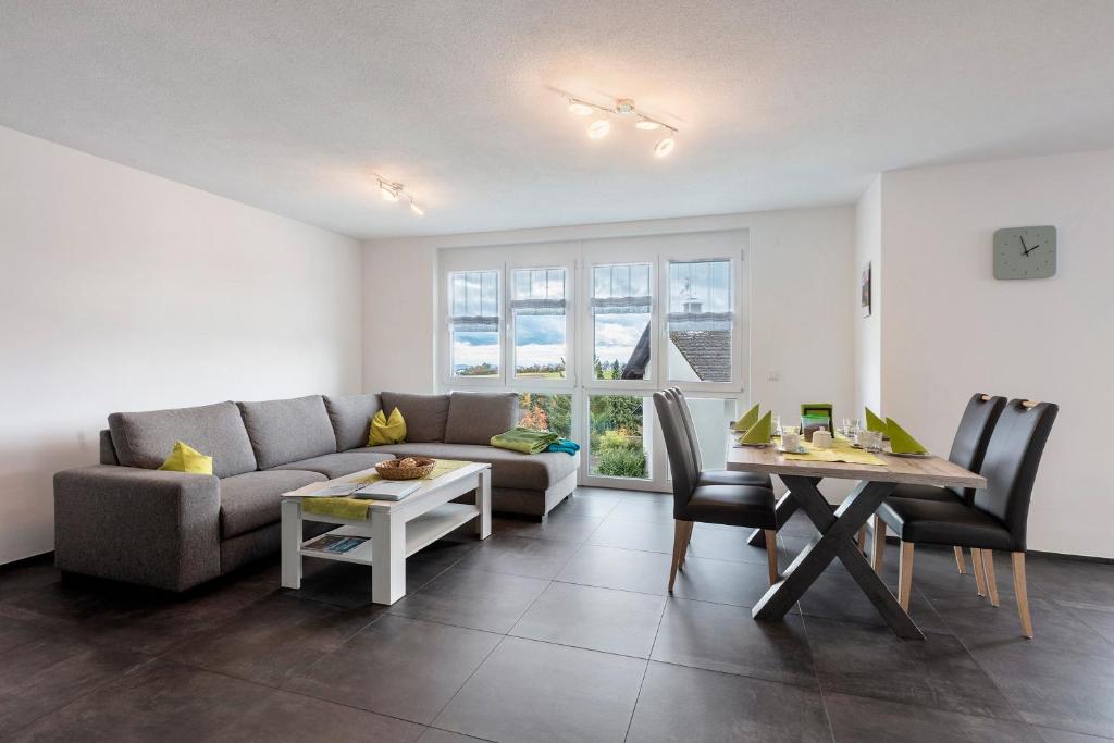 una sala de estar con un sofá y una mesa en Haus Haldenweg, en Höchenschwand