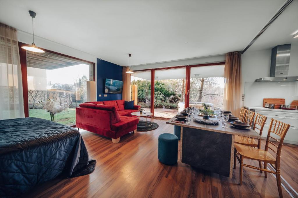 布拉格Design Architect Villa with 2 Apartments的一间卧室，里面有一张床、一张桌子和一张沙发