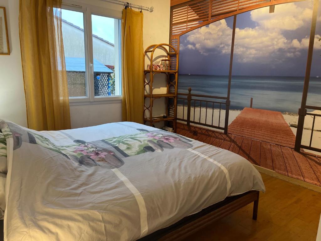 シャントネーにあるChambre chez l'habitantの海の見えるベッドのある寝室
