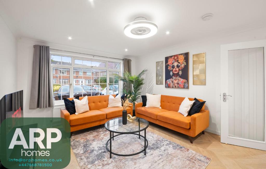 Posezení v ubytování Near Town Centre, Big Patio, Free Parking Sleeps 8