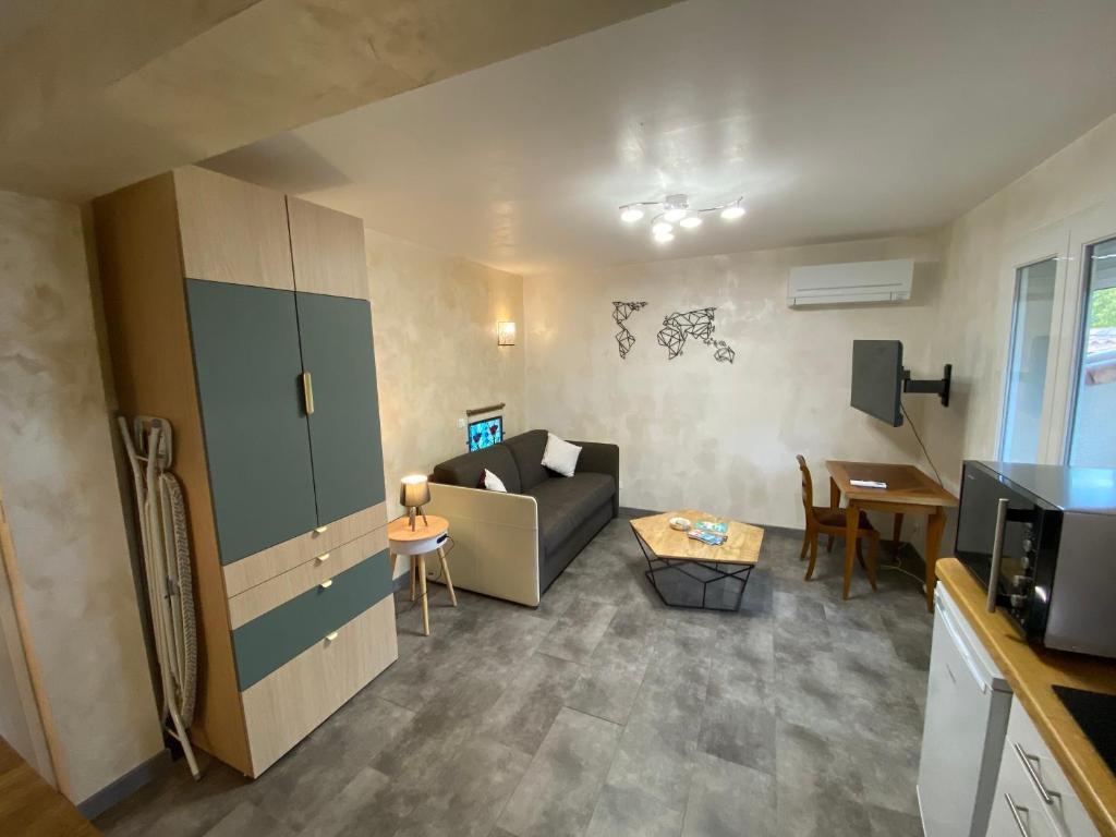 un soggiorno con un divano e un tavolo di studio classé à sommières a Sommières