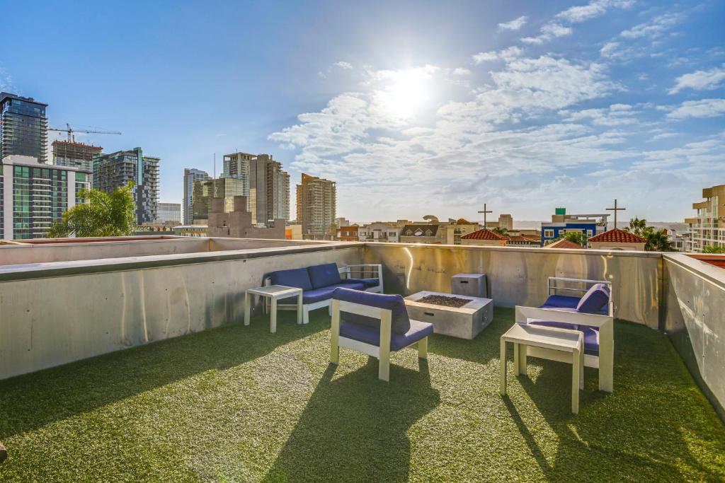 un balcon avec des chaises et un foyer sur un toit dans l'établissement Walk to Harbor and Dining! Spacious San Diego Home, à San Diego