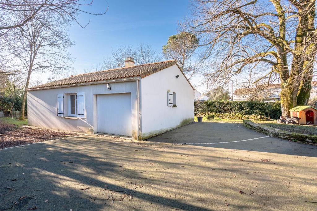 Saint-Georges-de-PointindouxにあるPetite maison à la campagneの小さな白い建物