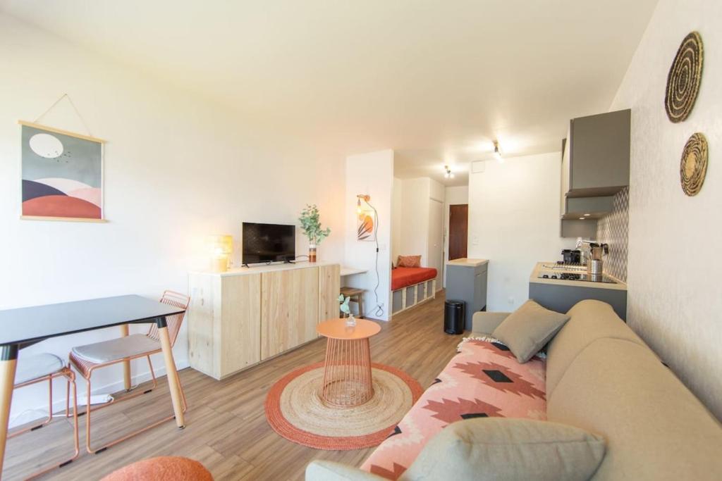 TV a/nebo společenská místnost v ubytování Studio Du Port 30 vue bassin et port ostréicole