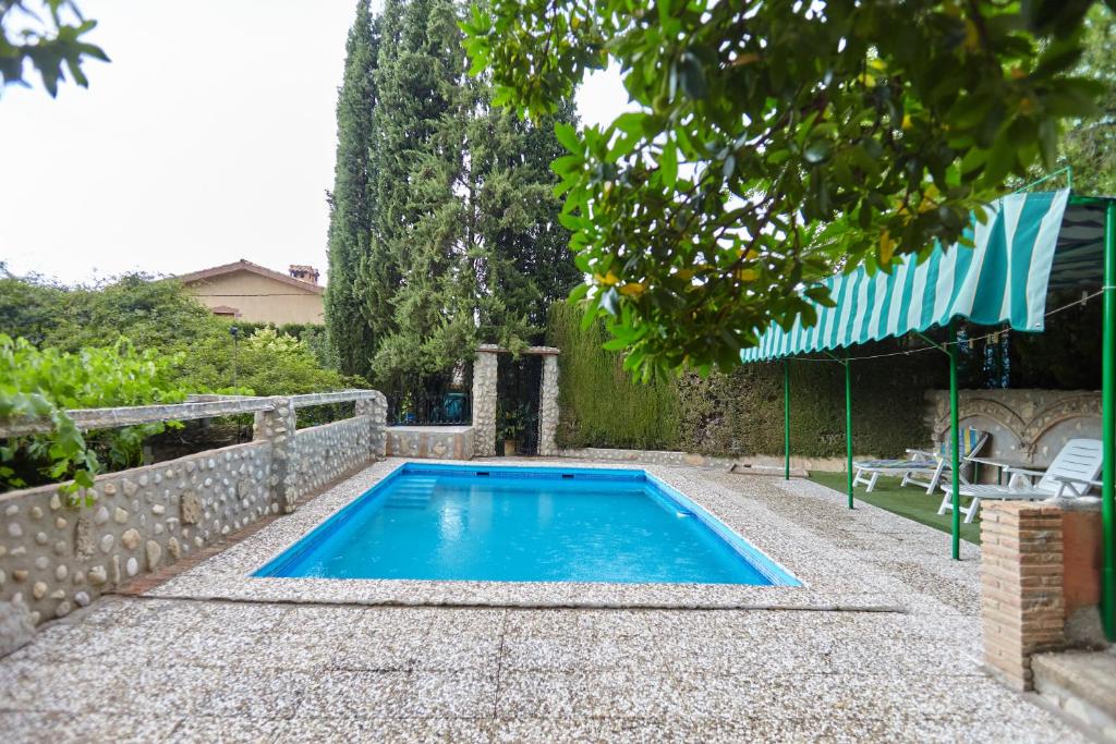 a swimming pool in the backyard of a house at Los Rosales in Burunchel