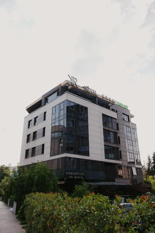 萨拉热窝Hotel Koncept Residence的一栋有很多窗户的高大白色建筑