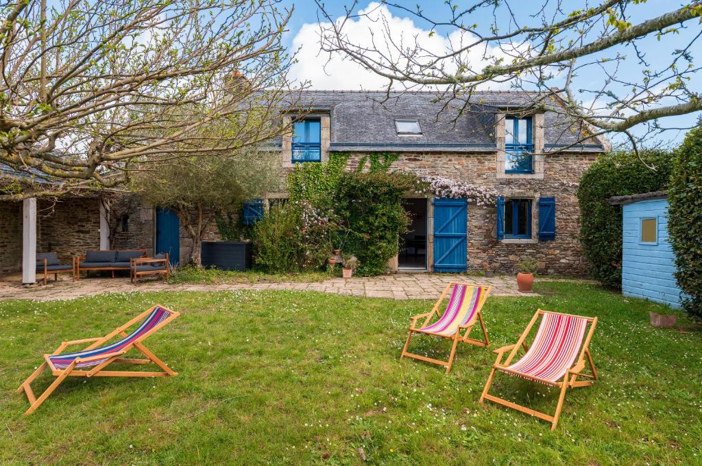 tres sillas de jardín frente a una casa en L’échappée belle de l’étier, en Le Tour-du-Parc