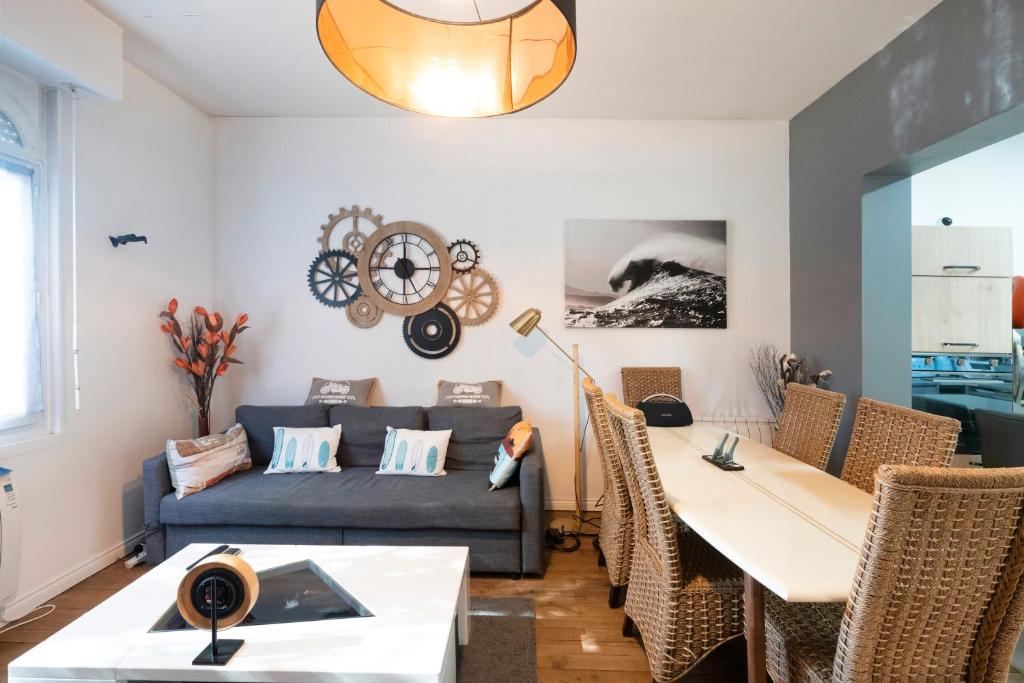 een woonkamer met een bank en een tafel bij Cozy Landes House in Soorts-Hossegor