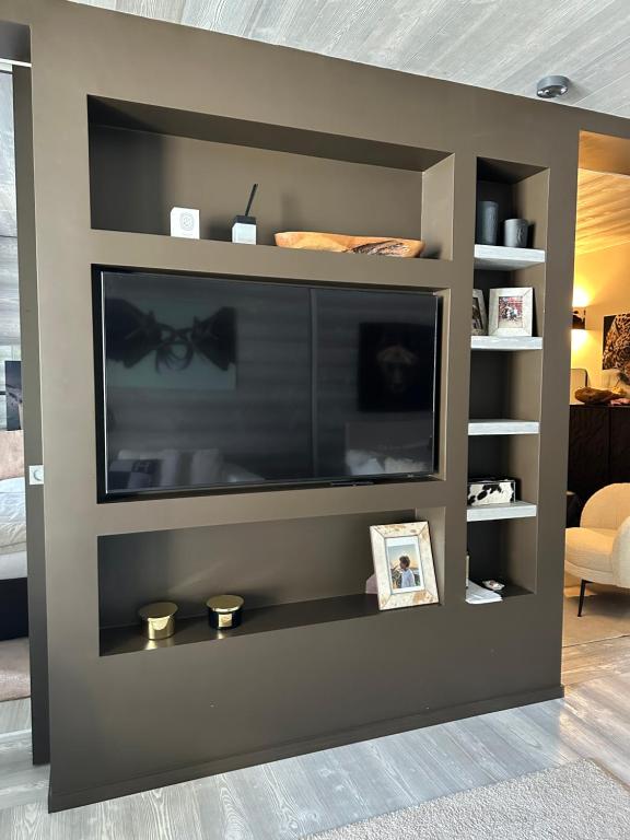 a living room with a flat screen tv on a wall at TORRE OROLOGIO Direttamente sulle piste in Sestriere