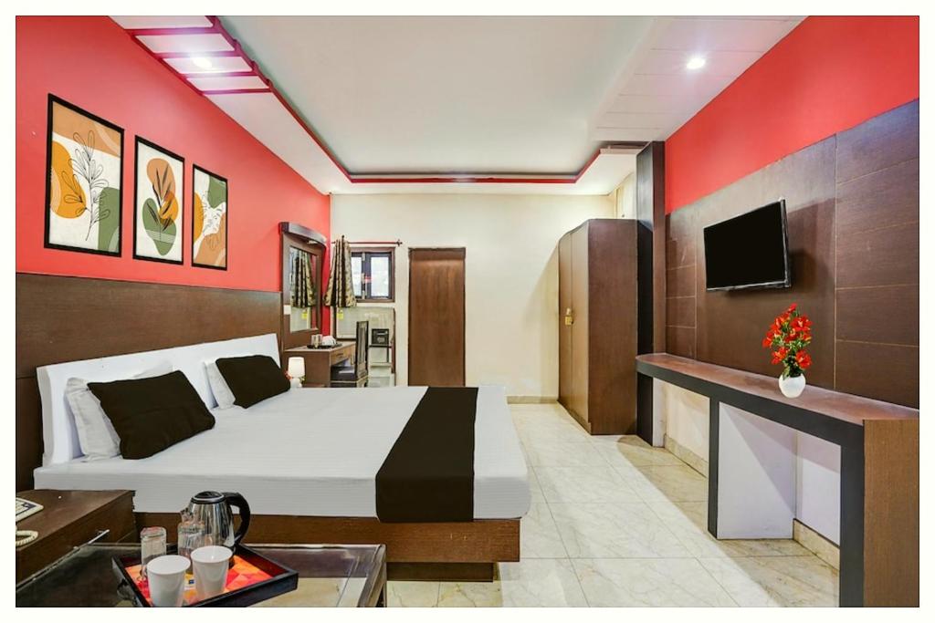 TV a/nebo společenská místnost v ubytování Hotel The Shekhar Premium Palace Near Varanasi Junction Railway Station 1500m # Kashi Vishwanath Temple # Free Wifi and Room Service - Fully Air conditioning Premium Room # Best Family Hotel In Varanasi