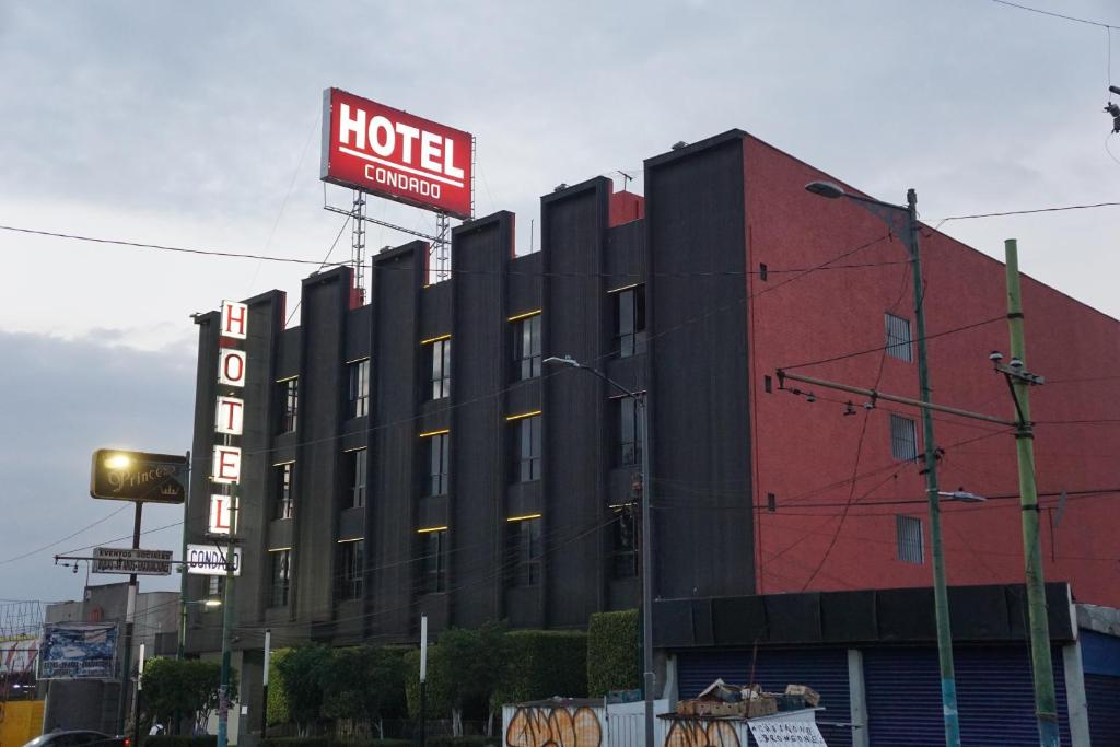 een hotelgebouw met een bord erop bij Hotel Condado in Mexico-Stad