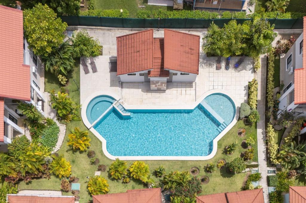 an overhead view of a swimming pool in a apartment at Villaggio 6 Parque al Lago, Playa Potrero in Potrero