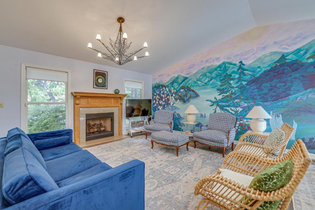 Posezení v ubytování Forest-View Gem on Vaughn Creek Less Than 1 Mi to Dtwn!