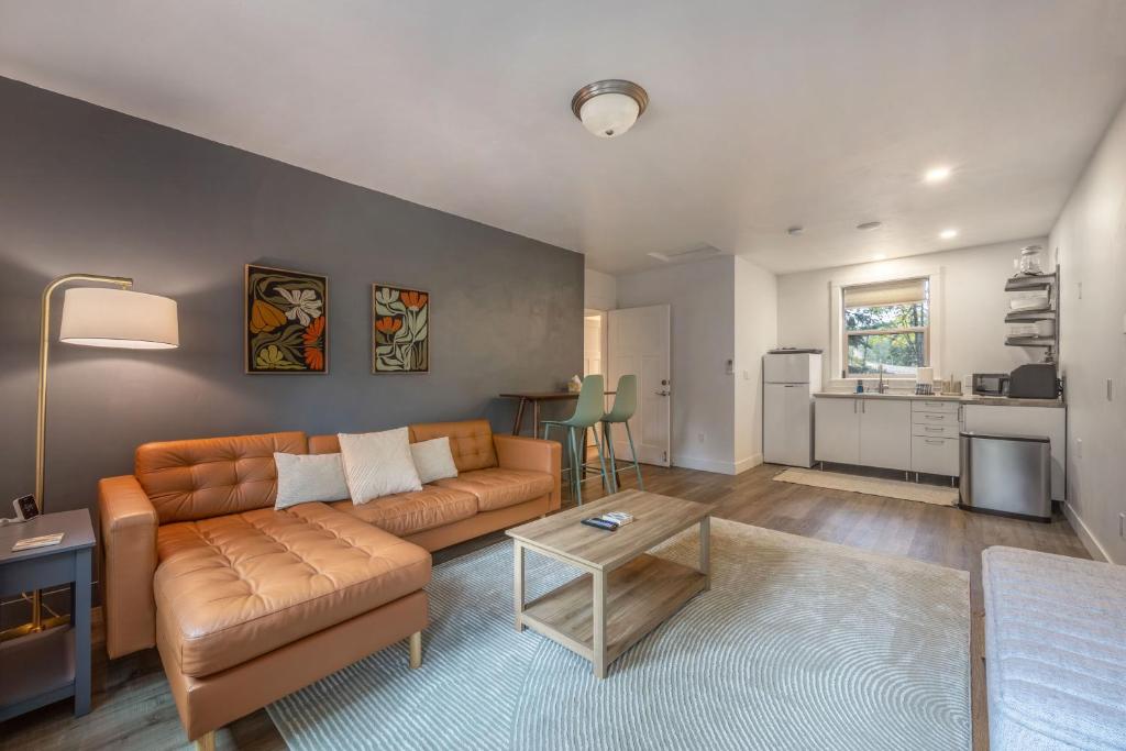 O bucătărie sau chicinetă la Evergreen Retreat B 30 Night Minimum apts