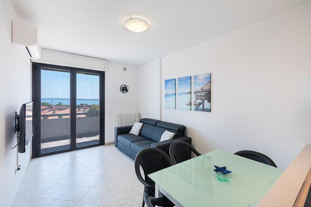 Gallery image of Garda Si Lake View With Pool in Desenzano del Garda