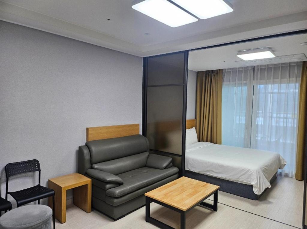 Ένα ή περισσότερα κρεβάτια σε δωμάτιο στο Yeosu Hotel First City in 429 Double Half Ocean View