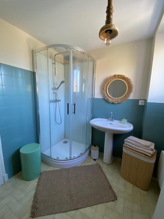 CommentryにあるGîte Minimalistのシャワーと洗面台付きのバスルーム