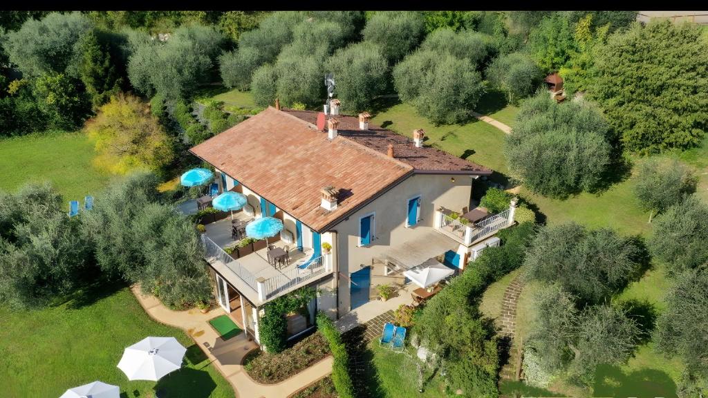eine Luftansicht eines Hauses mit Dach in der Unterkunft Agriturismo Il Cardo in Soiano del Lago