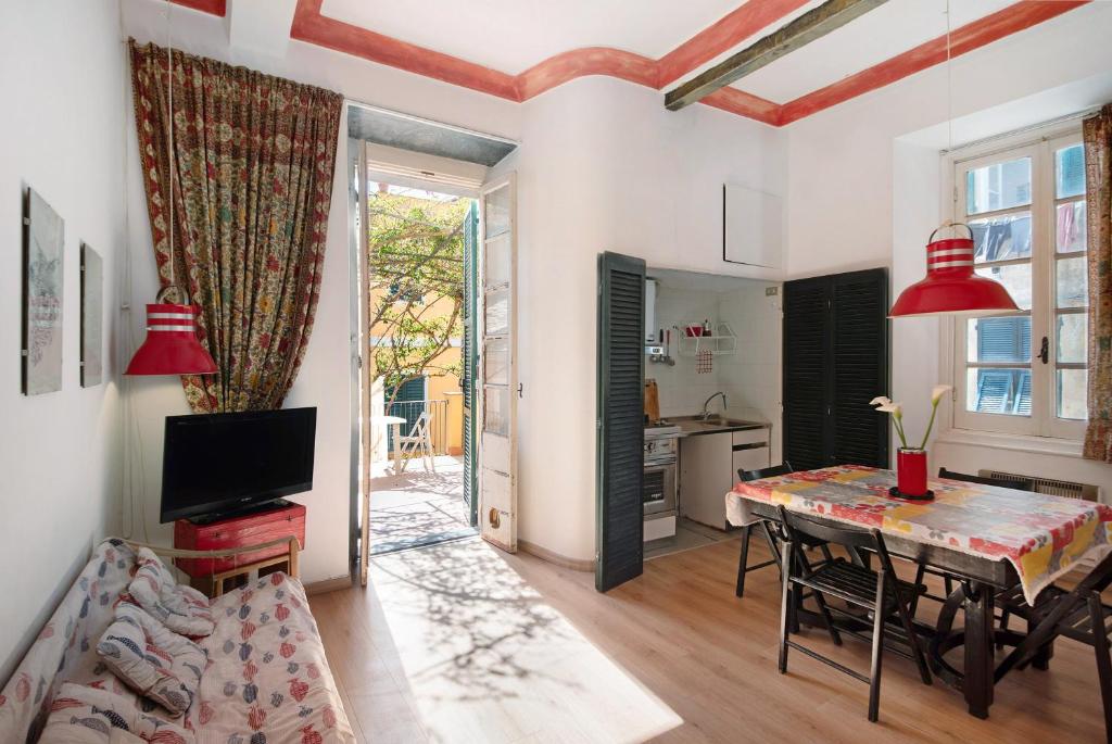 a living room with a table and a kitchen at Piter in Bonassola