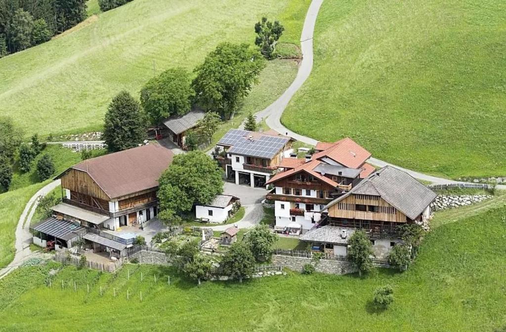 una vista aérea de una casa en una colina en Galtinerhof, en Rodengo