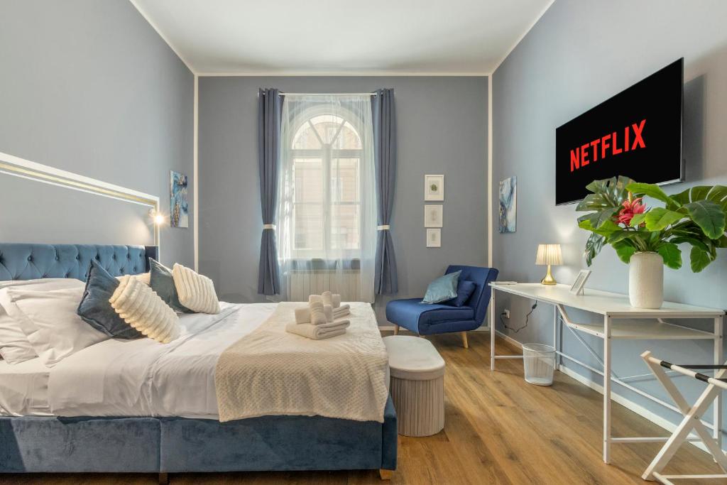 a bedroom with a bed and a desk and a chair at Tiffany - Netflix Disney per 8pp con Garage Box in Trieste