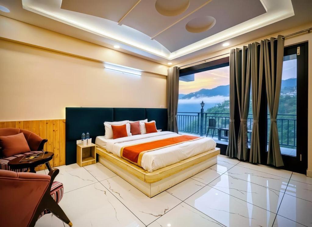 um quarto com uma cama king-size e uma varanda em Cliff Mountain A Premium Property By PRV Resort em Nainital