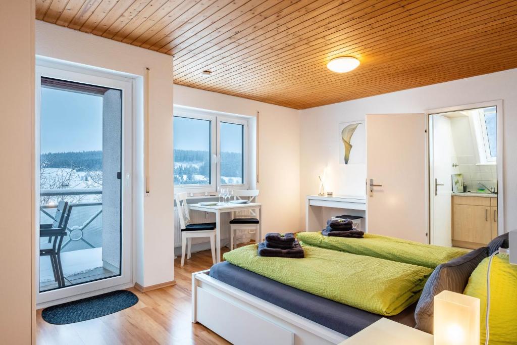 Postel nebo postele na pokoji v ubytování Schwarzwaldblick F App 6 mit Pool