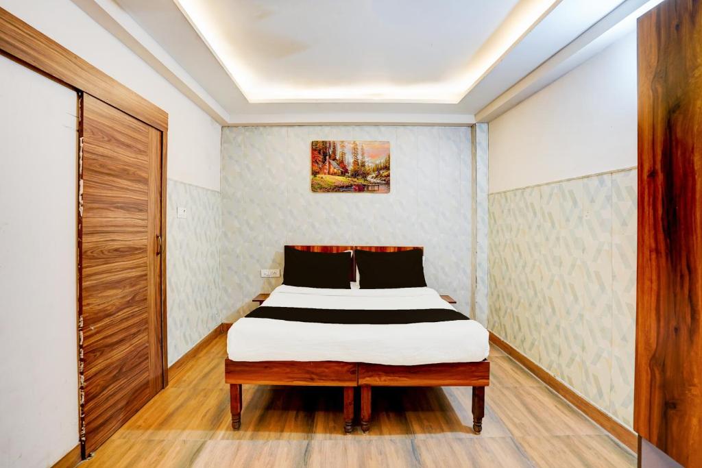 a bedroom with a bed in a room at Hotel O Knights Inn in Ghaziabad