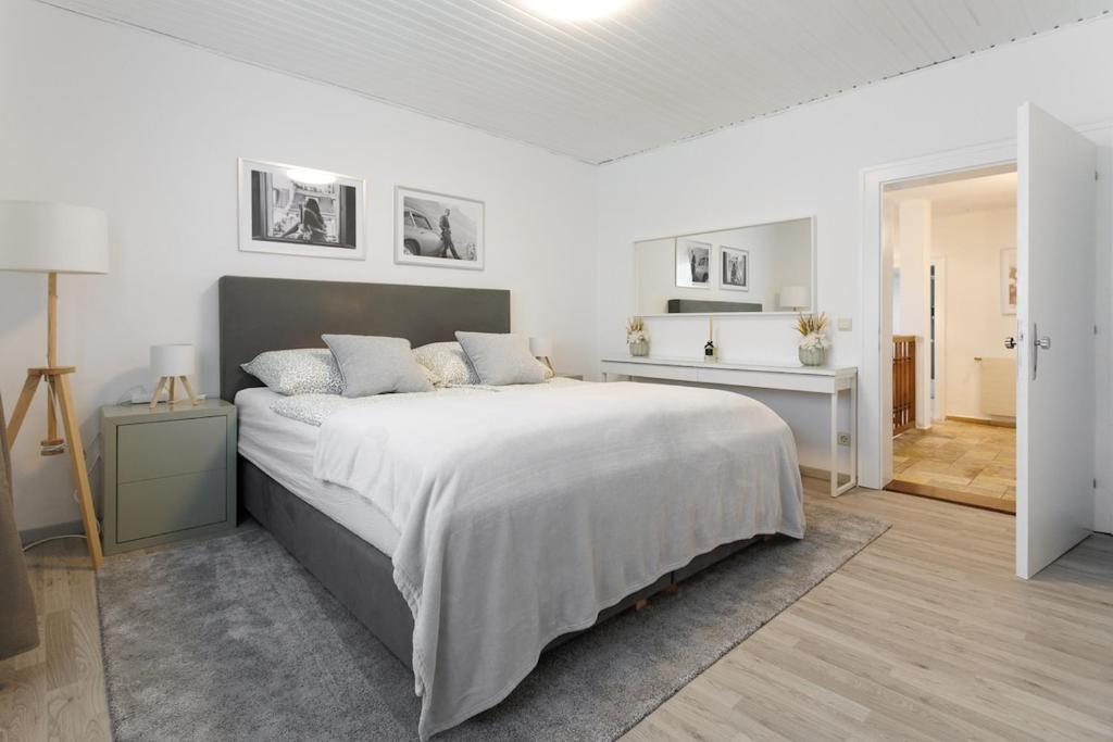 Postel nebo postele na pokoji v ubytování Luxury House with Pool, Garden, AC & Sauna