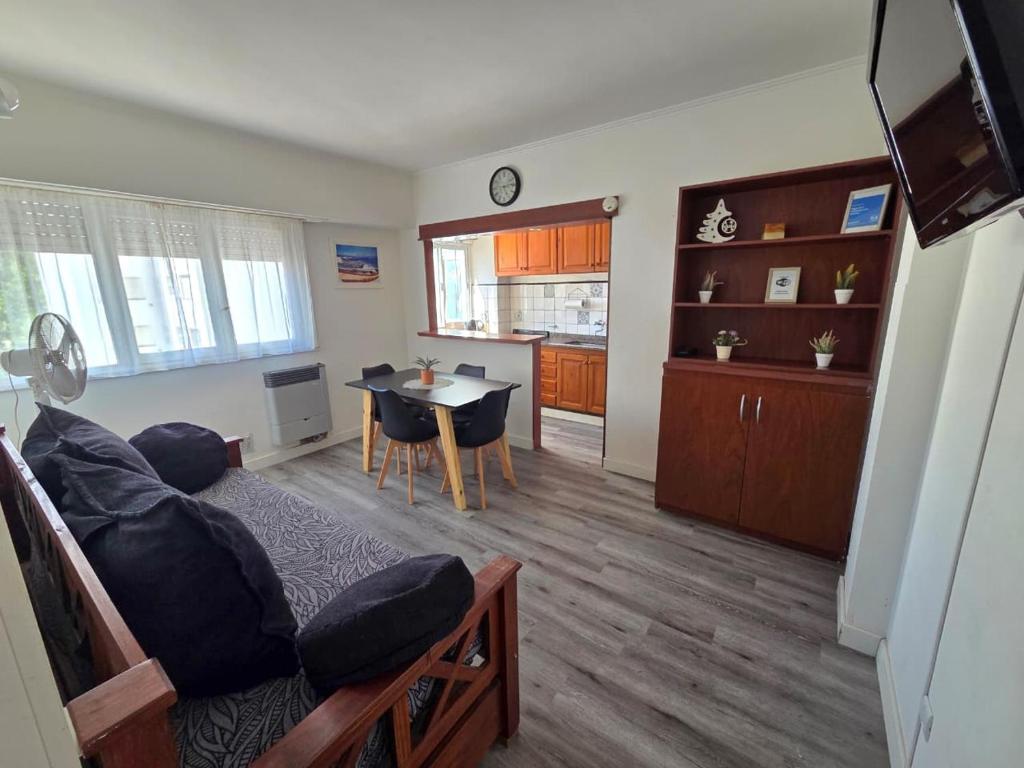 una sala de estar con un sofá y una mesa en Depto de 2 ambientes zona Guemes, en Mar del Plata