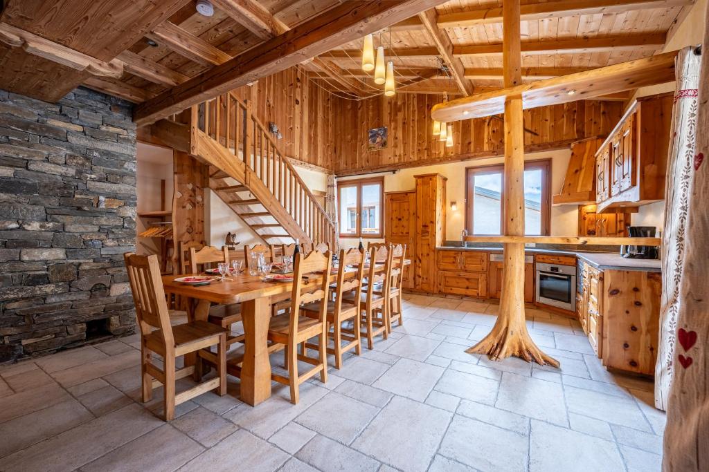 Val CenisにあるSavine 10- 11 personnesの木製のテーブルと椅子のあるダイニングルーム