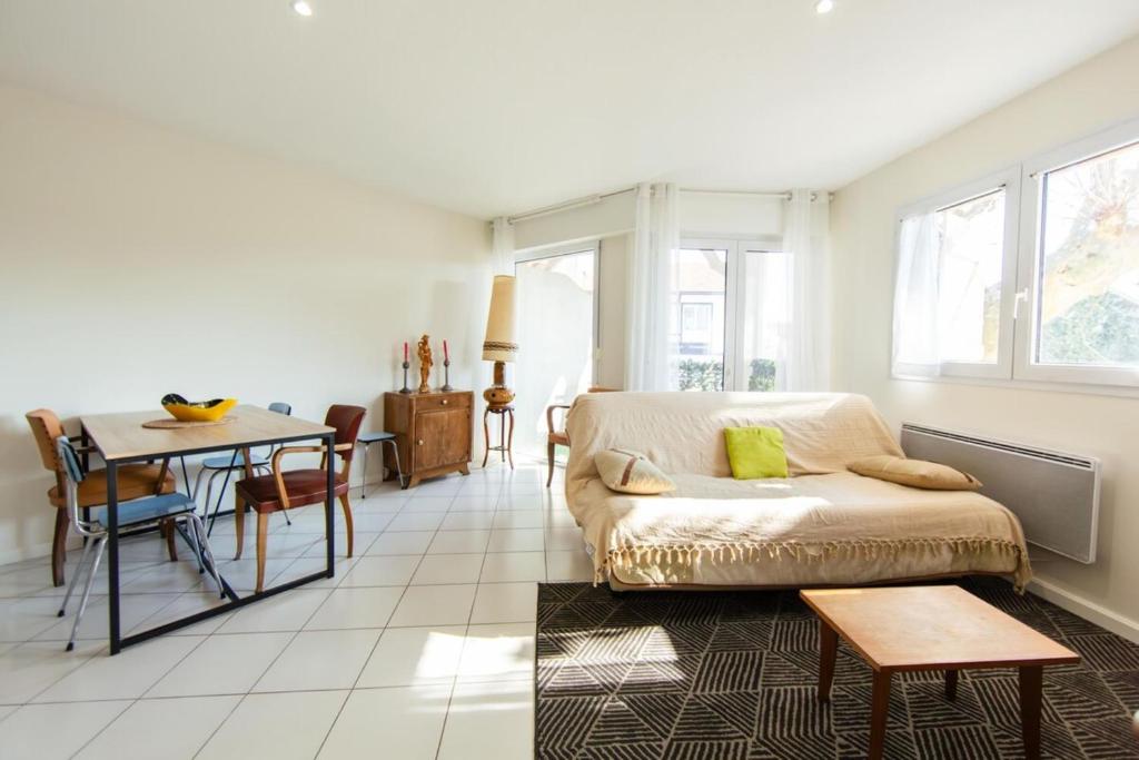 アンデルノ・レ・バンにあるAppartement Thiers in Andernosのソファとテーブルのあるリビングルーム