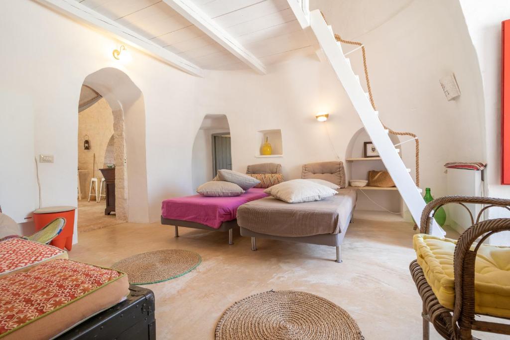 un salon avec un canapé et une table dans l'établissement Trulli Colle Specchia Intera Villa, à Cisternino