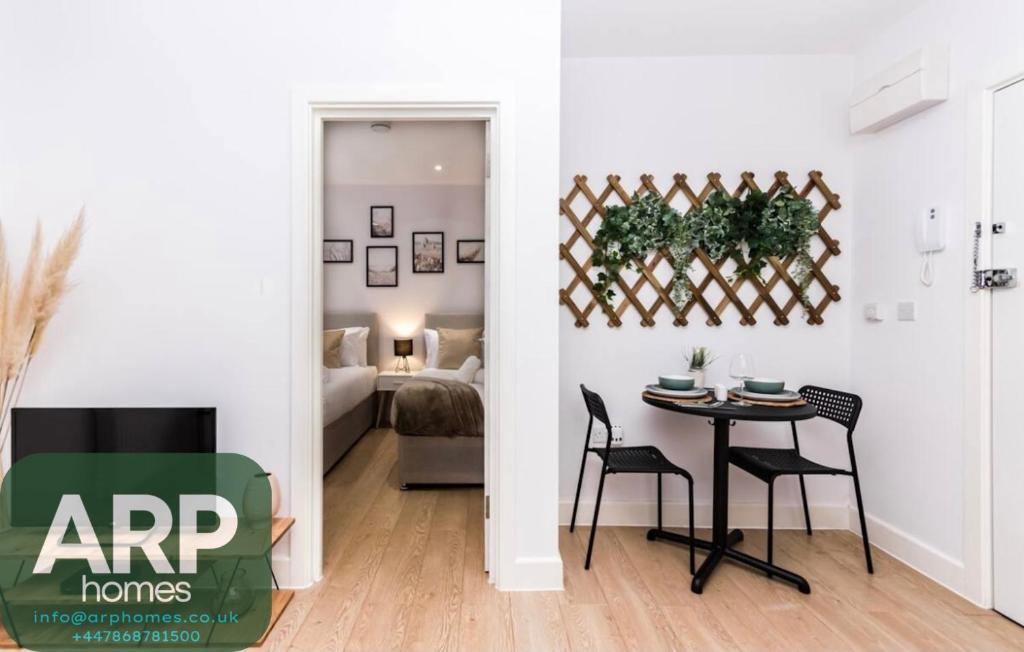 BuckinghamshireにあるElegant Central, Private Parking, Leisure, Contractorのテーブルと寝室のあるリビングルーム