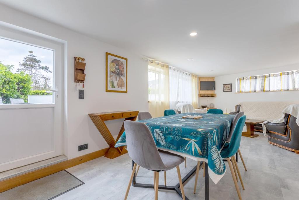 une salle à manger avec une table et des chaises et une fenêtre dans l'établissement Penty house 500m de la plage, à Trégunc