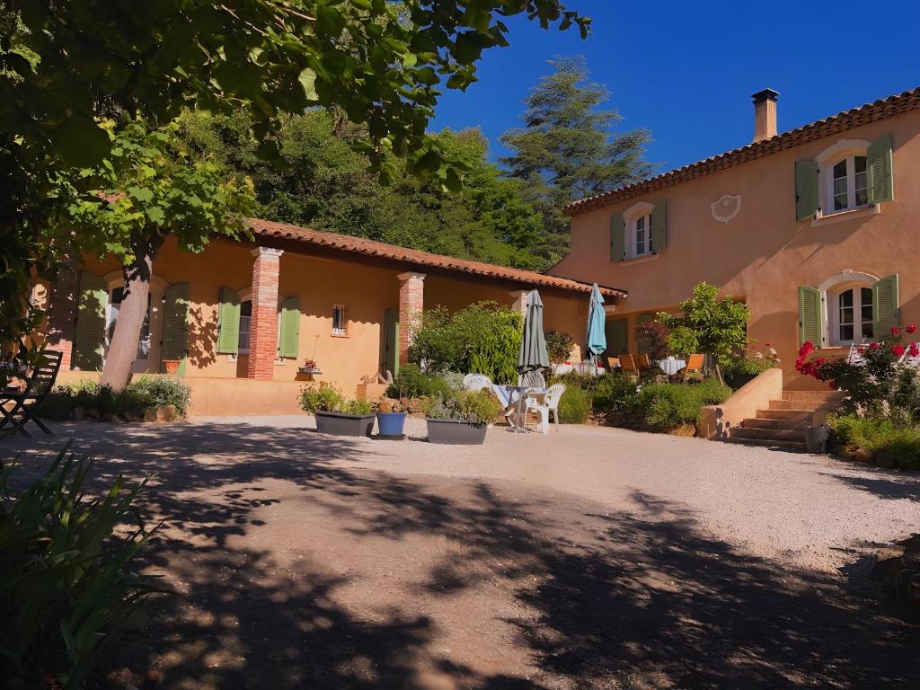 una grande casa con patio e vialetto d'accesso di Bastidon les Oliviers a Belgentier
