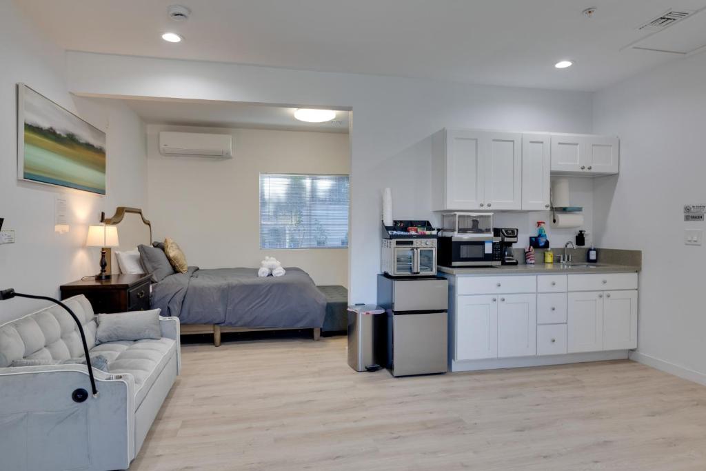 Kuchyň nebo kuchyňský kout v ubytování Walkable Alhambra Studio 4 Mi to Old Pasadena