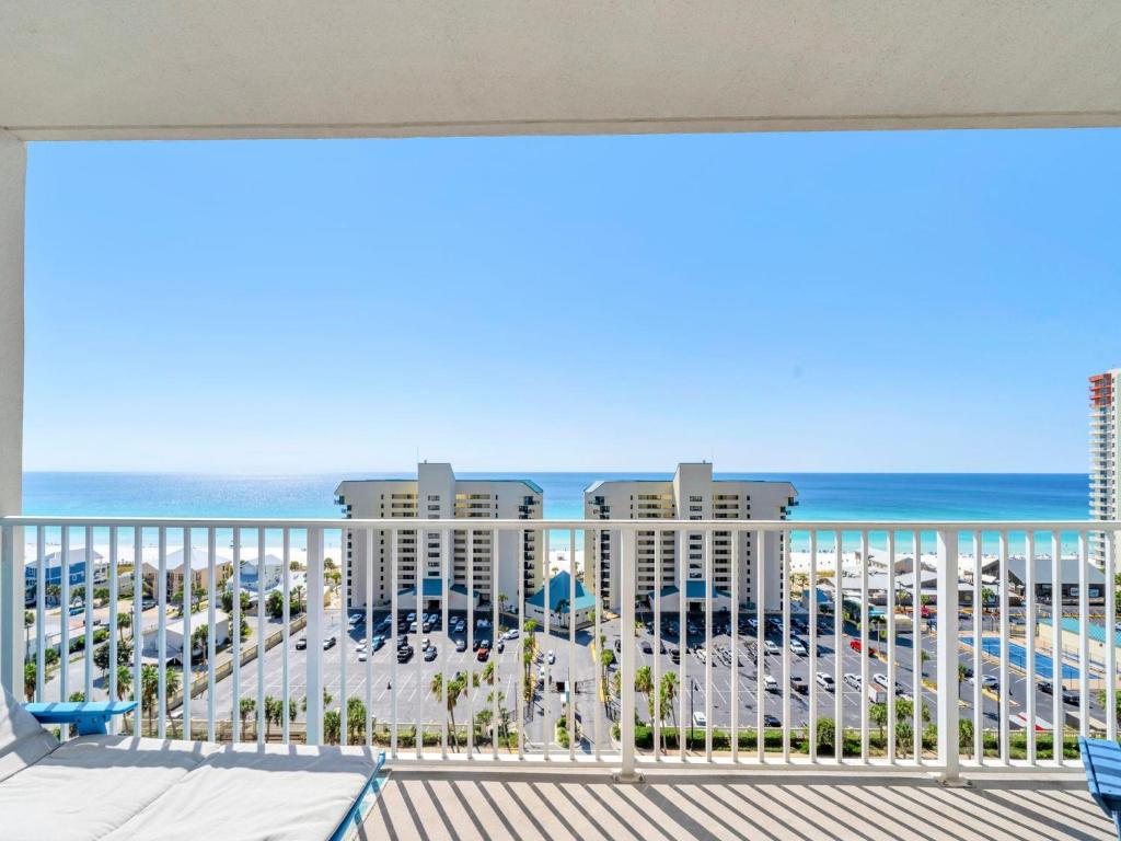 einen Balkon mit Blick auf den Strand und das Meer in der Unterkunft Laketown Wharf 1213 in Panama City Beach