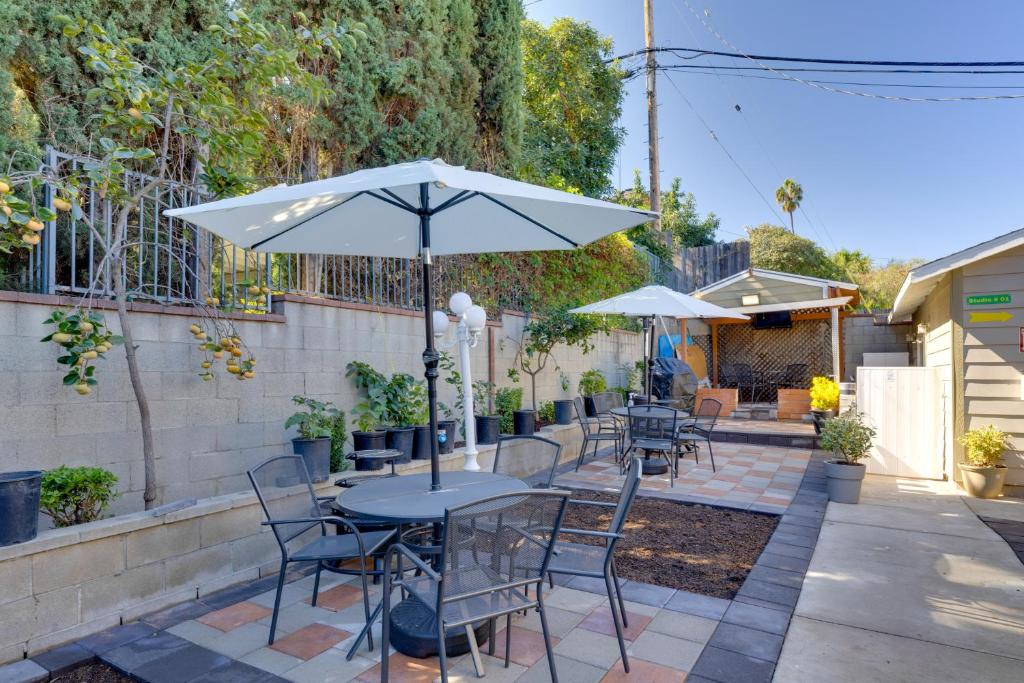 ein Tisch und Stühle mit einem Sonnenschirm auf einer Terrasse in der Unterkunft Foodies Paradise 2 Blocks to Main St Alhambra! in South Pasadena