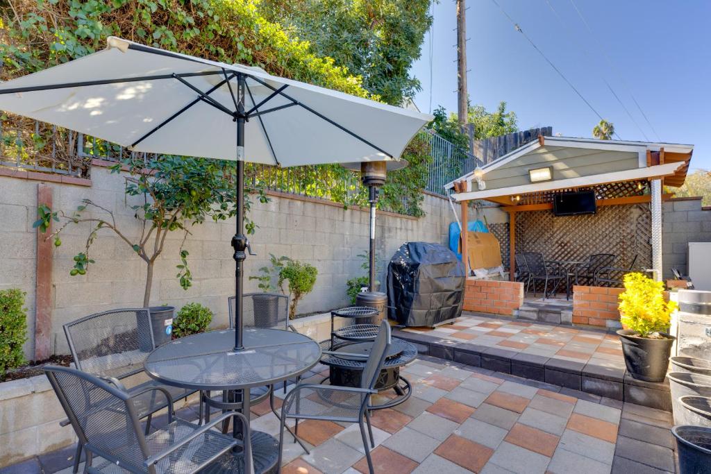 ein Tisch und Stühle mit einem Sonnenschirm auf einer Terrasse in der Unterkunft Walk to Main St! Pet-Friendly Alhambra Studio in South Pasadena