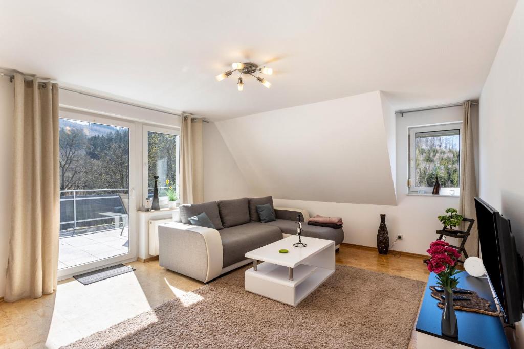 un soggiorno con un divano e un tavolo di Raus Aufs Land a Schmallenberg