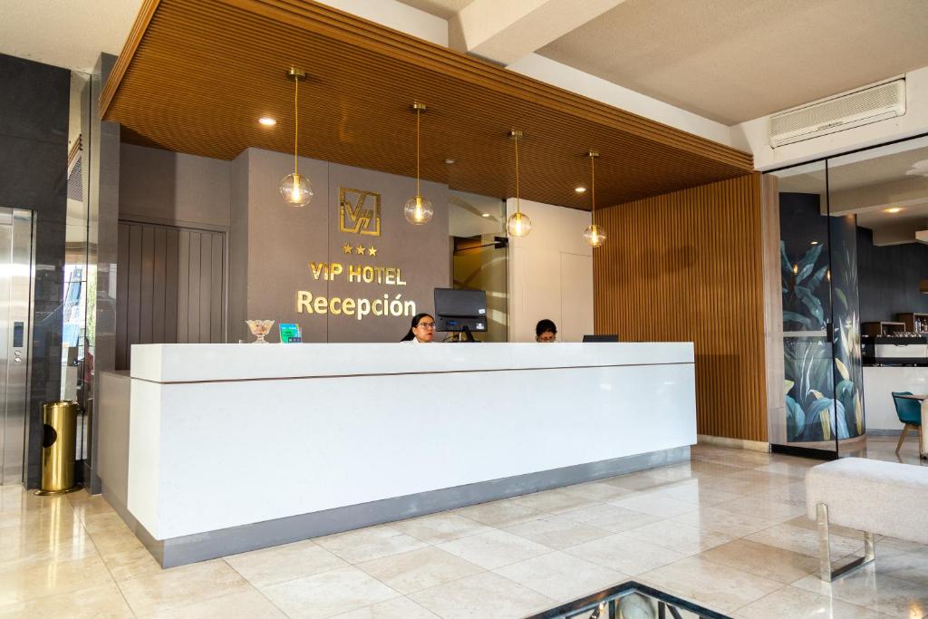 Un vestíbulo de un hotel con un mostrador de recepción en VIP Hotel, en Ilo