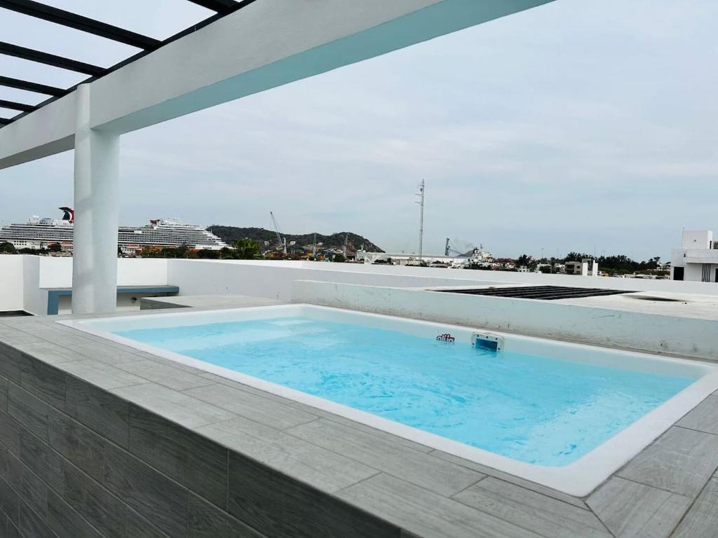 a swimming pool on the roof of a building at Depa en el Centro Historico By GPSRentas in Isla Cardones