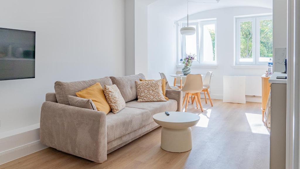 汉堡Stilvolles Studio in der Nähe der Sternschanze & Messe的客厅里有一张沙发和一张桌子。