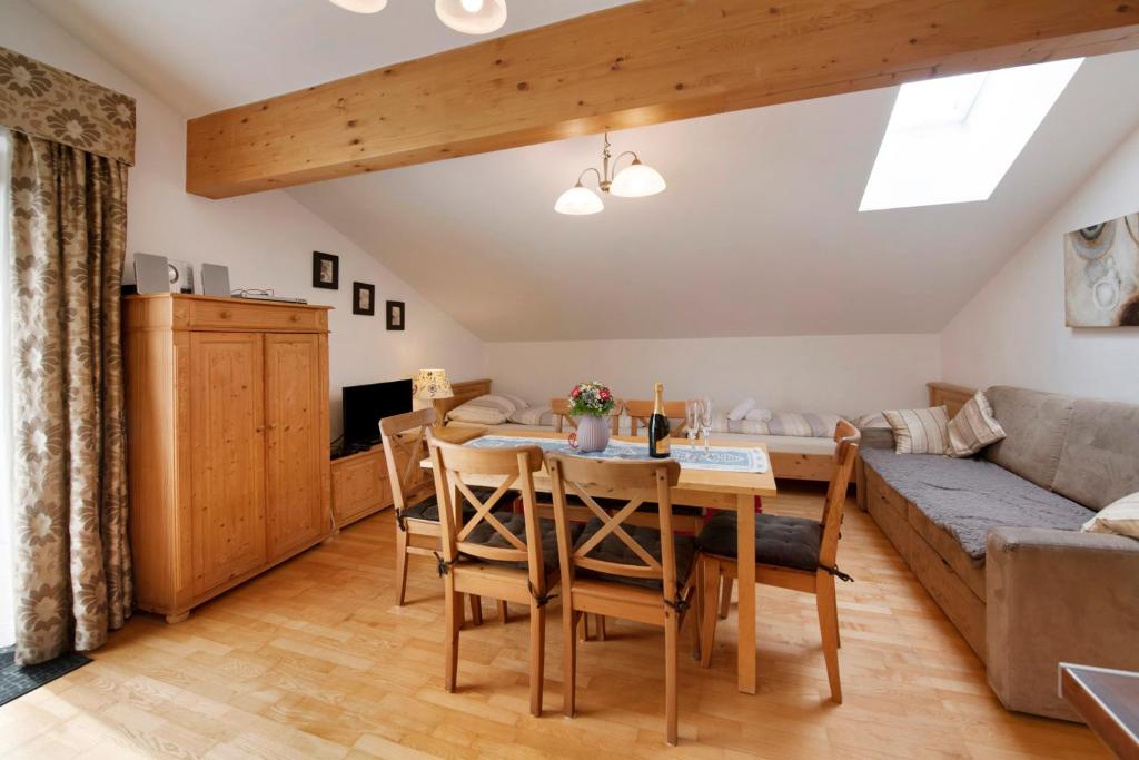 フィルツモースにあるHaus Lowe Appartement 2 Stock Nr 5のテーブルとソファのあるリビングルーム