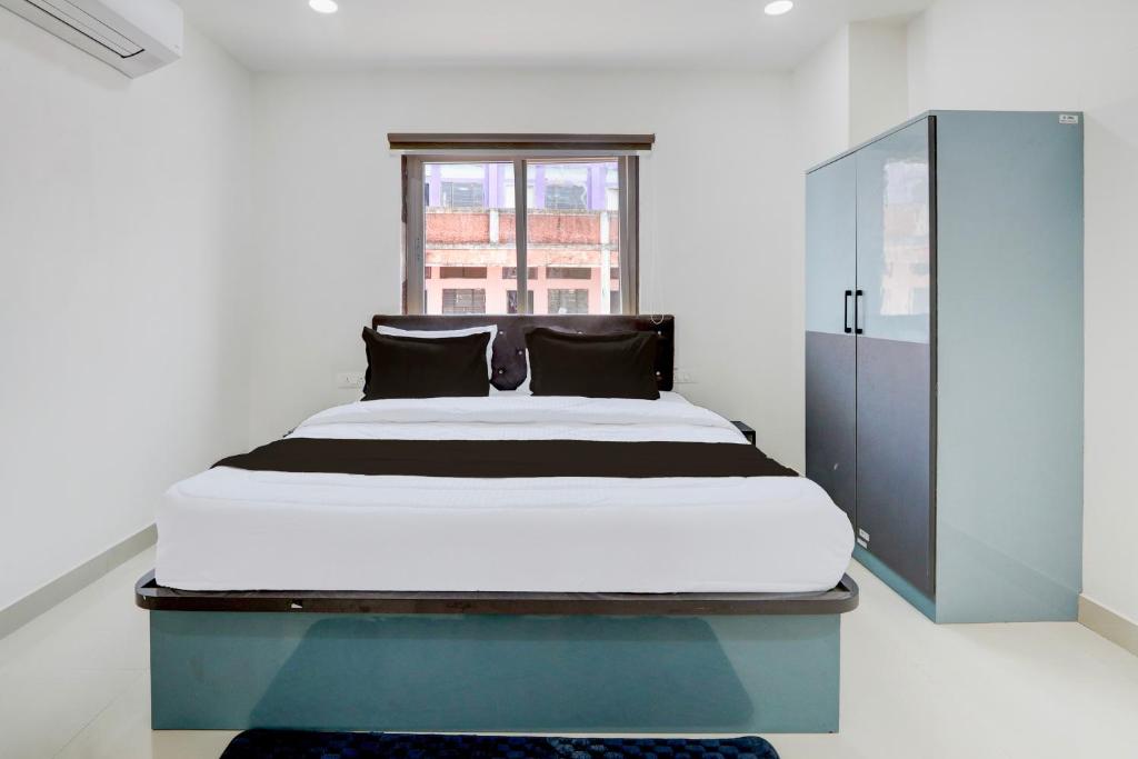 Postel nebo postele na pokoji v ubytování Hotel O Viraj Luxury Stay