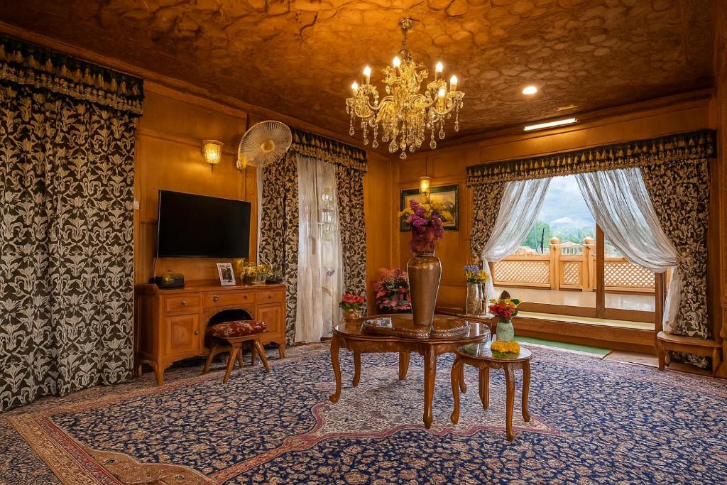 Una sala de estar con una lámpara de araña y una habitación con un televisor. en halloween palace, en Srinagar